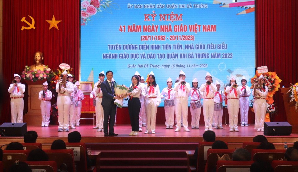 Quang cảnh&nbsp;Lễ kỷ niệm 41 năm Ng&agrave;y Nh&agrave; gi&aacute;o Việt Nam; tuy&ecirc;n dương điển h&igrave;nh ti&ecirc;n tiến, nh&agrave; gi&aacute;o ti&ecirc;u biểu ng&agrave;nh gi&aacute;o dục v&agrave; đ&agrave;o tạo quận Hai B&agrave; Trưng năm 2023.