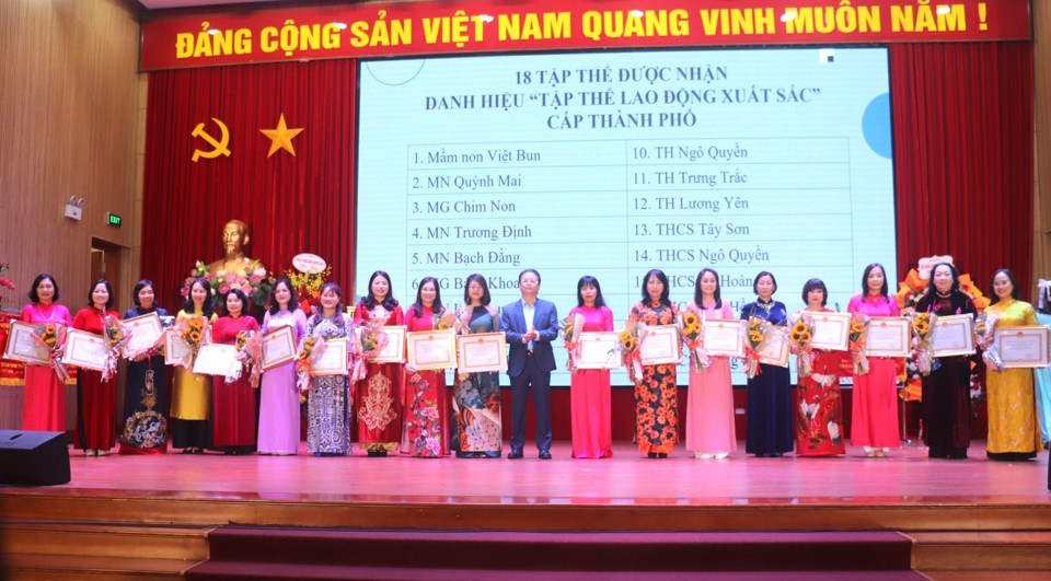 Trưởng Ban D&acirc;n vận Quận ủy Hai B&agrave; Trưng Vũ Văn Hoạt trao danh hiệu ''Tập thể Lao động xuất sắc'' cấp TP cho c&aacute;c tập thể