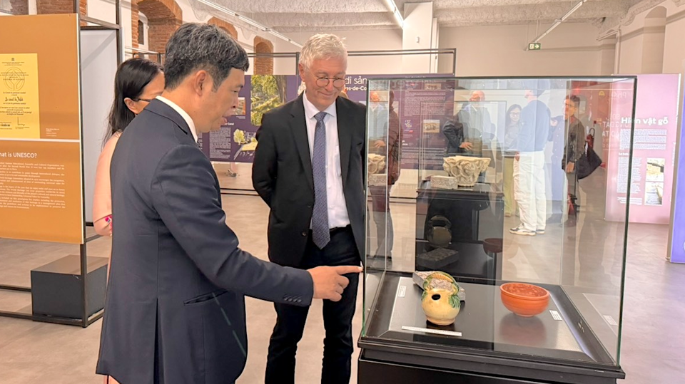 Trung tâm bảo tồn di sản Thăng Long Hà Nội phối hợp với TP Toulouse tổ chức trưng bày triển lãm “Từ lòng đất đến bảo tàng- Hành trình của hiện vật”. Ảnh: HTTL