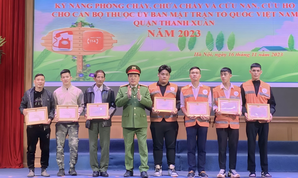 C&ocirc;ng an TP H&agrave; Nội khen thưởng c&aacute;c c&aacute; nh&acirc;n&nbsp;c&oacute; th&agrave;nh t&iacute;ch đột xuất trong c&ocirc;ng t&aacute;c chữa ch&aacute;y v&agrave; cứu nạn, cứu hộ vụ ch&aacute;y tại số nh&agrave; 37, ng&otilde; 29/70 phố Khương Hạ