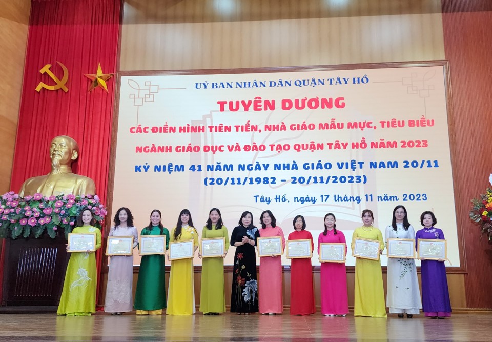 Trưởng Ban Tuy&ecirc;n gi&aacute;o Quận uỷ T&acirc;y Hồ Trần Thị Thu Hường trao khen thưởng cho những gi&aacute;o vi&ecirc;n c&oacute; th&agrave;nh t&iacute;ch xuất sắc trong năm học 2022 - 2023.