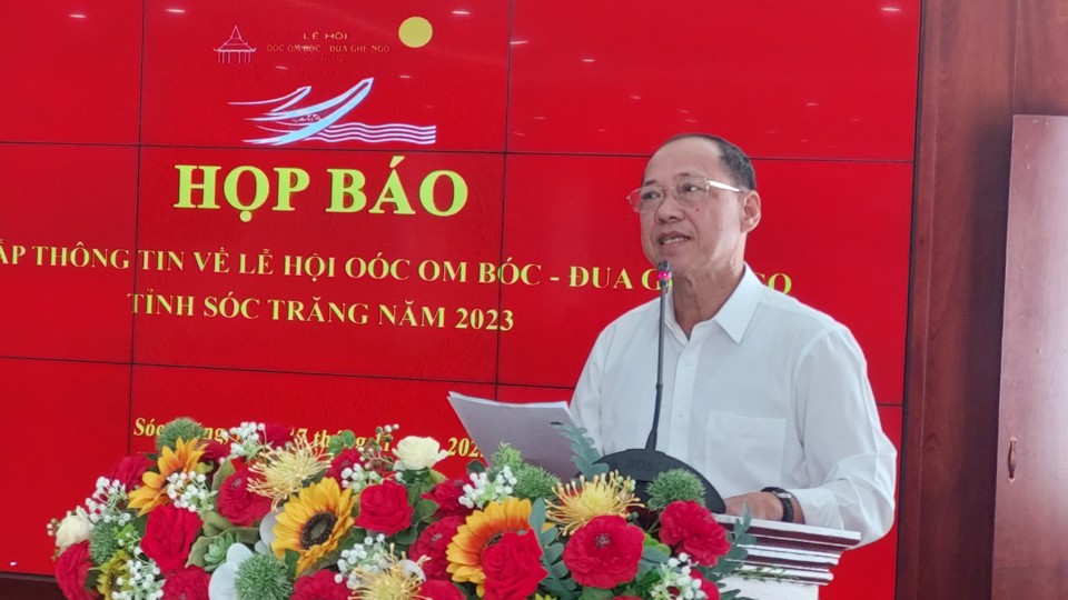 &Ocirc;ng L&acirc;m Tấn H&ograve;a - Trưởng Ban Tuy&ecirc;n gi&aacute;o Tỉnh ủy S&oacute;c Trăng ph&aacute;t biểu tại họp b&aacute;o. (Ảnh Xu&acirc;n Lương)