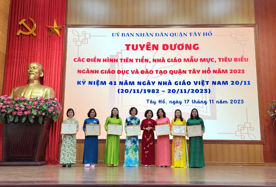 B&iacute; thư Quận uỷ T&acirc;y Hồ L&ecirc; Thị Thu Hằng trao khen thưởng cho c&aacute;c c&aacute; nh&acirc;n c&oacute; th&agrave;nh t&iacute;ch xuất sắc.