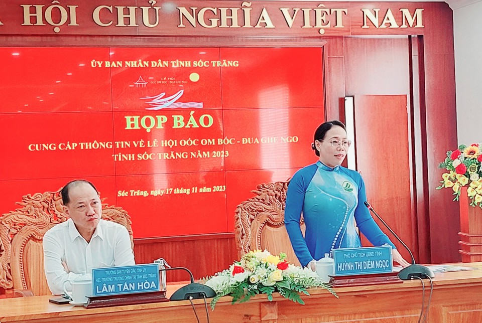 B&agrave; Huỳnh Thị Diễm Ngọc - Ph&oacute; Chủ tịch UBND tỉnh, Trưởng Ban Tổ chức Lễ hội th&ocirc;ng tin về c&aacute;c hoạt động của Lễ hội năm nay. (Ảnh Xu&acirc;n Lương)