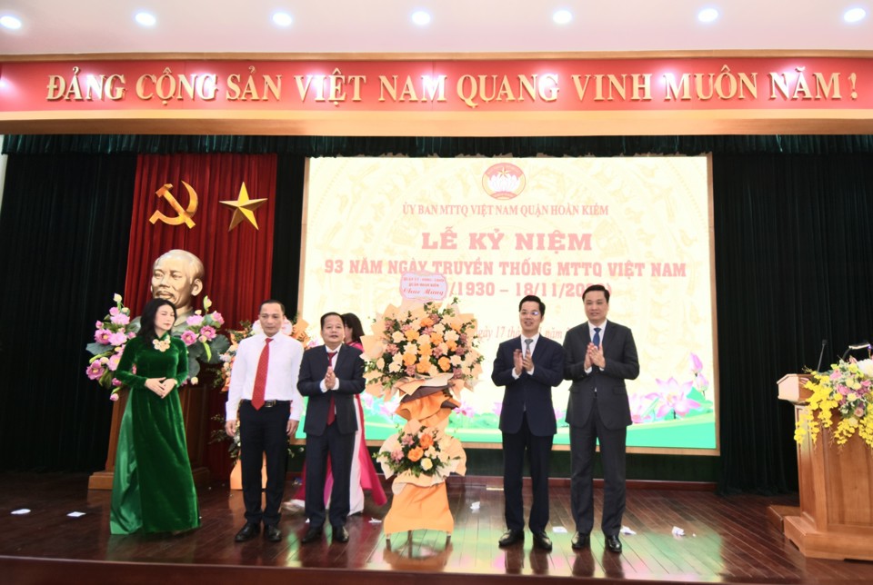 L&atilde;nh đạo quận Ho&agrave;n Kiếm tặng hoa ch&uacute;c mừng Uỷ ban MTTQ Việt Nam quận Ho&agrave;n Kiếm tại lễ kỷ niệm