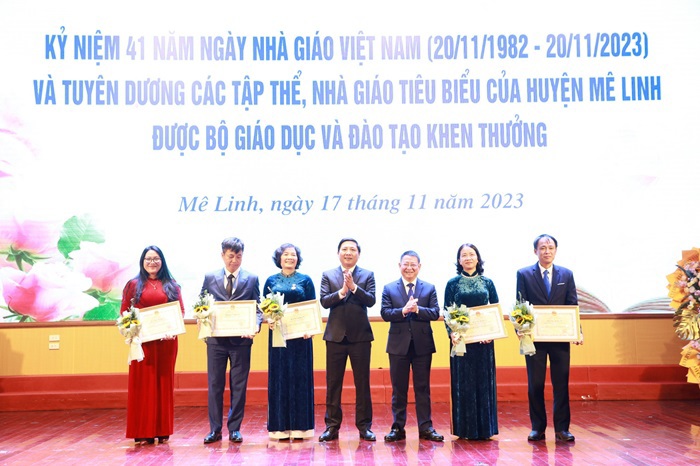 B&iacute; thư Huyện ủy M&ecirc; Linh Nguyễn Thanh Li&ecirc;m v&agrave; Chủ tịch UBND huyện Ho&agrave;ng Anh Tuấn trao tặng Bằng khen cho c&aacute;c tập thể.