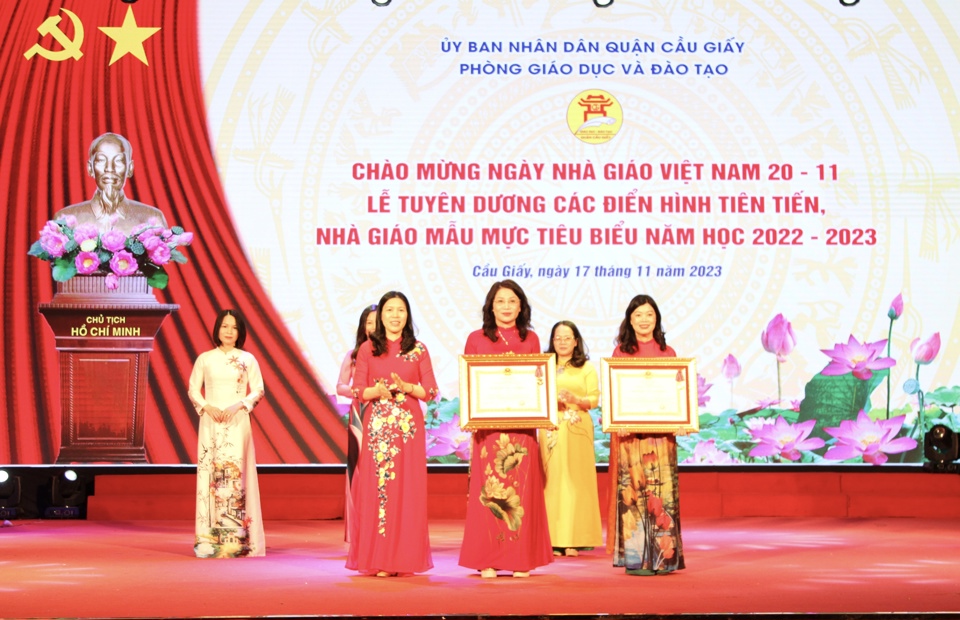 B&iacute; thư Quận uỷ Cầu Giấy Trần Thị Phương Hoa trao Hu&acirc;n chương Lao động cho c&aacute;c c&aacute; nh&acirc;n xuất sắc.