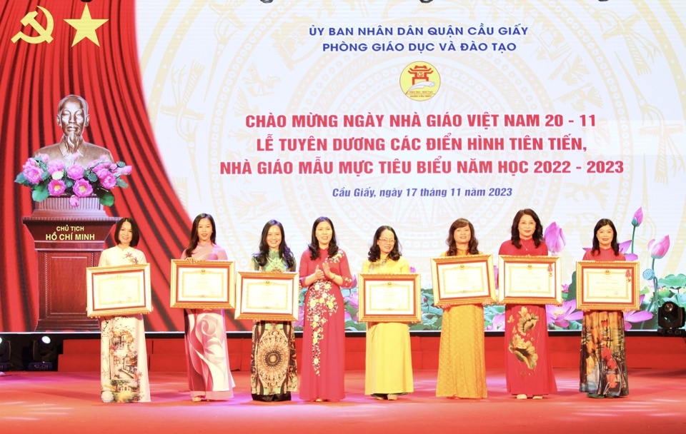 B&iacute; thư Quận uỷ Cầu Giấy trao Hu&acirc;n chương Lao động, Bằng khen của Thủ tướng Ch&iacute;nh phủ cho c&aacute;c c&aacute;c nh&acirc;n c&oacute; th&agrave;nh t&iacute;ch xuất sắc.