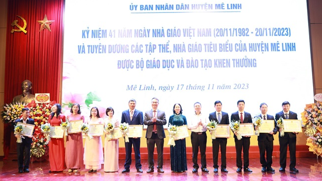 Ph&oacute; B&iacute; thư thường trực Huyện ủy M&ecirc; Linh Nguyễn Anh Tuấn trao tặng Bằng khen cho c&aacute;c c&aacute; nh&acirc;n nh&agrave; gi&aacute;o ti&ecirc;u biểu.