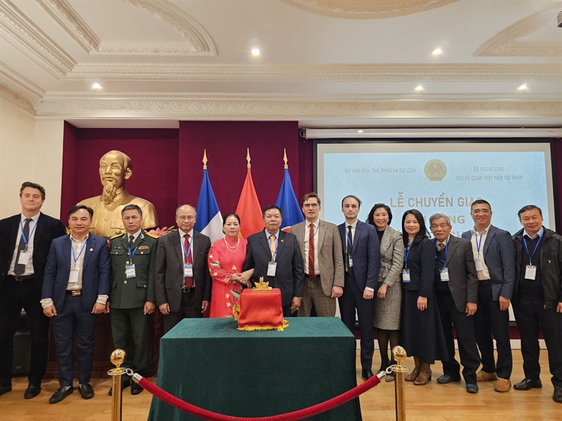 Đo&agrave;n Việt Nam v&agrave; đại diện Bộ Ngoại giao Ph&aacute;p, đại diện UNESCO chứng kiến buổi lễ chuyển giao ấn v&agrave;ng Ho&agrave;ng đế chi bảo cho Việt Nam.