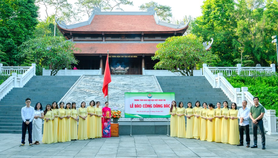 Cán bộ, giáo viên Trung tâm Ngọc Ân làm Lễ báo công tại Đền thờ Bác Hồ tại K9 nhân dịp 3 năm thành lập