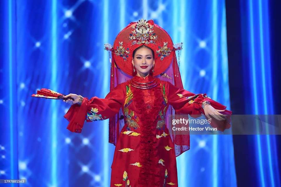 Trang phục d&acirc;n tộc của B&ugrave;i Quỳnh Hoa tại b&aacute;n kết Miss Universe 2023 mang t&ecirc;n "C&ocirc; Sen" lấy cảm hứng từ hầu đồng.