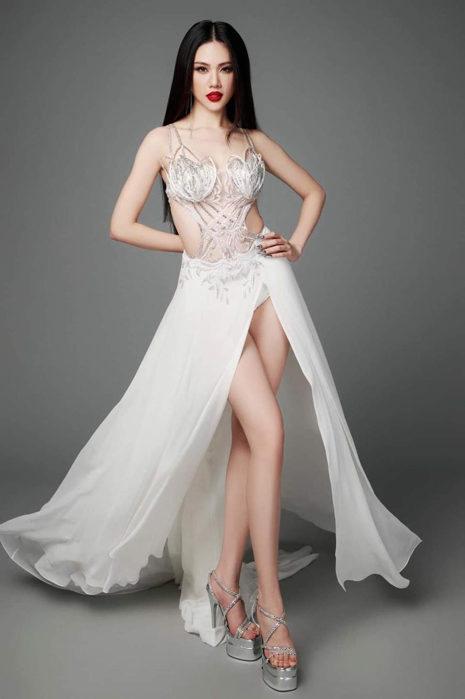 Trang phục dạ hội của B&ugrave;i Quỳnh Hoa tại b&aacute;n kết Miss Universe 2023.