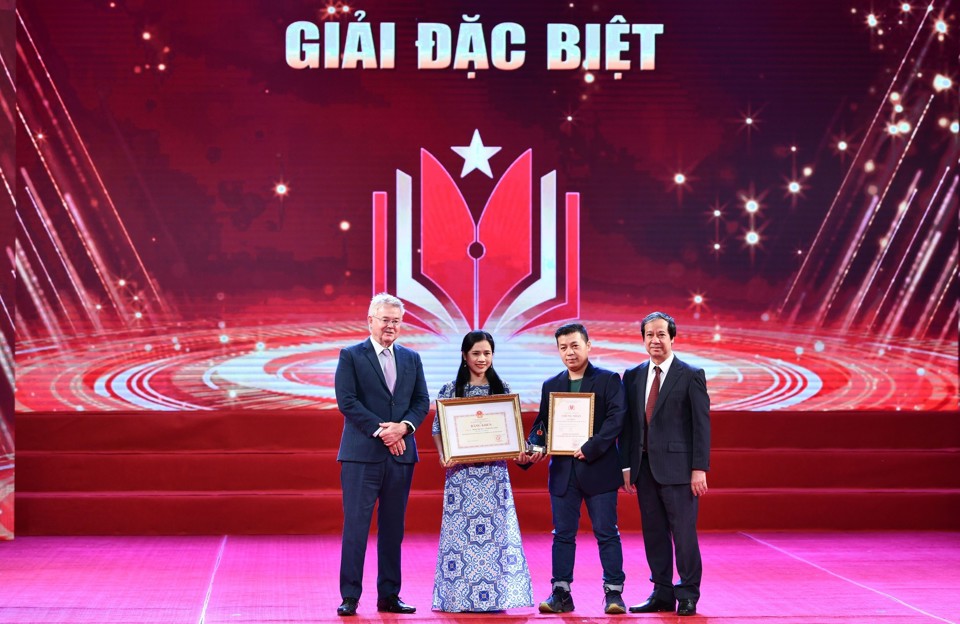 Bộ trưởng Nguyễn Kim Sơn trao giải Đặc biệt cho nhóm tác giả Báo Vietnamplus