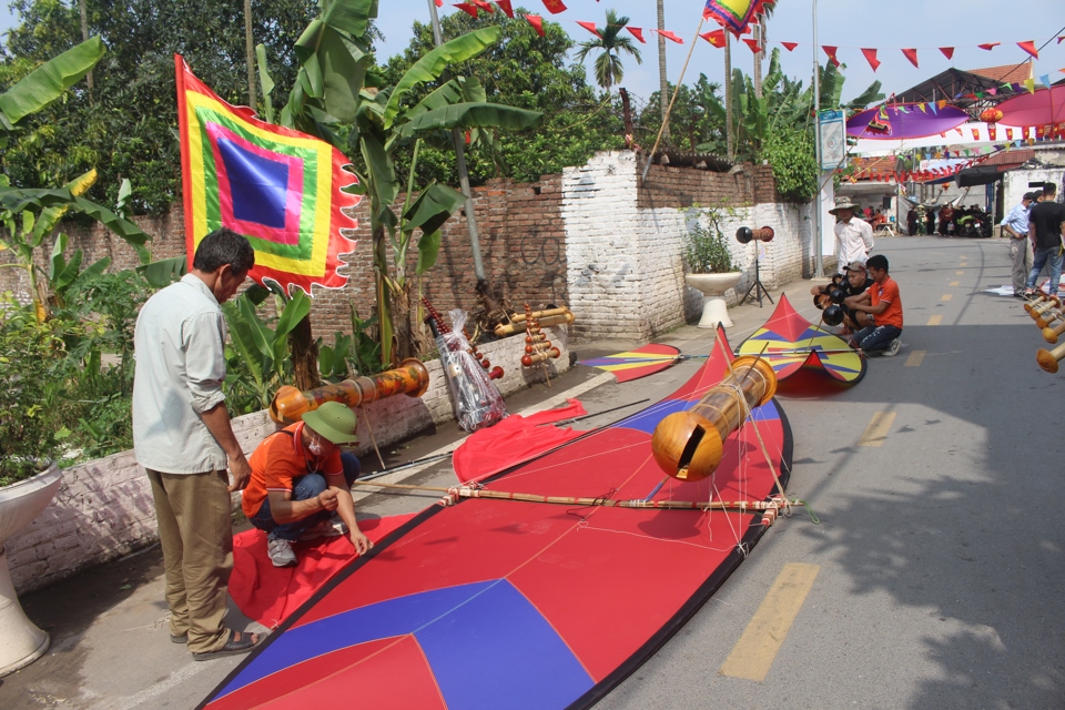 Lễ hội thả diều truyền thống của làng Bá Dương Nội được Hội Văn học nghệ thuật dân gian Việt Nam công nhận là địa chỉ văn hóa dân gian năm 2004.