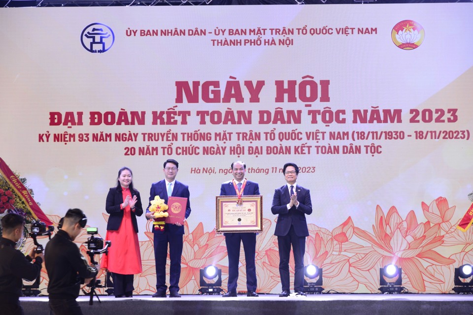 Tổ chức Kỷ lục Việt Nam trao bằng x&aacute;c nhận Kỷ lục Việt Nam cho tiết mục m&uacute;a ''Vũ điệu kết đo&agrave;n'' do c&aacute;n bộ, Nh&acirc;n d&acirc;n quận T&acirc;y Hồ biểu diễn