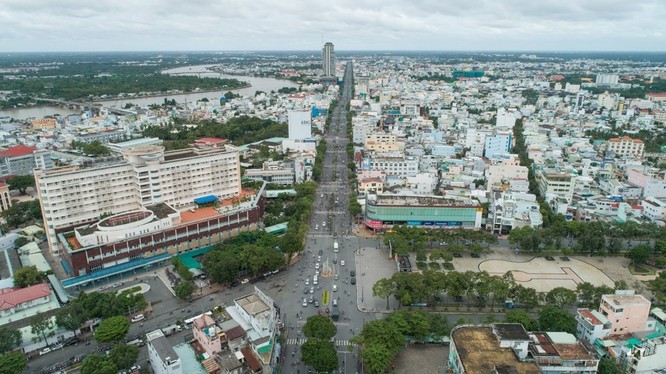 L&atilde;nh đạo UBND TP Cần Thơ y&ecirc;u cầu r&agrave; so&aacute;t, đề xuất tuyến đường, đoạn đường n&agrave;o được dừng, đậu đỗ xe, sử dụng l&ograve;ng đường, vỉa h&egrave;; đề xuất vị tr&iacute; kẻ vạch b&atilde;i đậu, đỗ xe... (Ảnh: Quang Vinh)