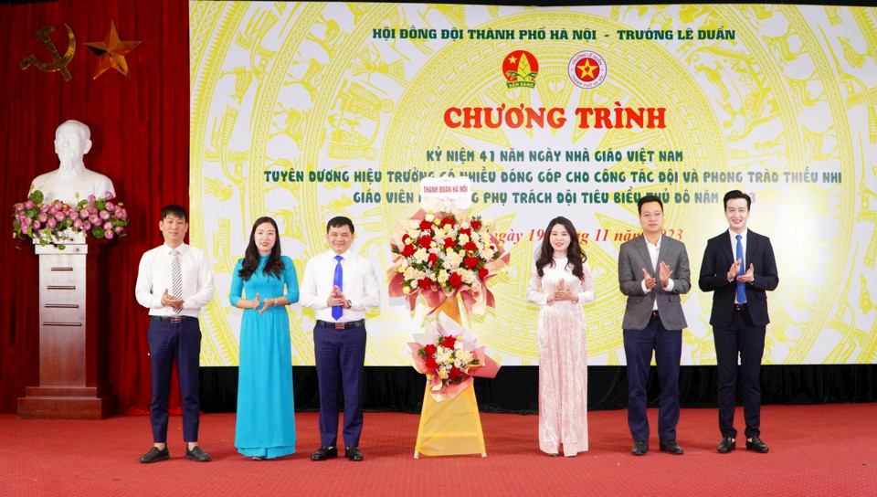 L&atilde;nh đạo Th&agrave;nh đo&agrave;n H&agrave; Nội tặng hoa ch&uacute;c mừng c&aacute;n bộ, gi&aacute;o vi&ecirc;n Trường L&ecirc; Duẩn.