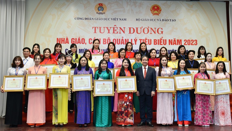 Bộ trưởng Bộ GD&ĐT Nguyễn Kim Sơn trao tặng Bằng khen cho các nhà giáo tiêu biểu
