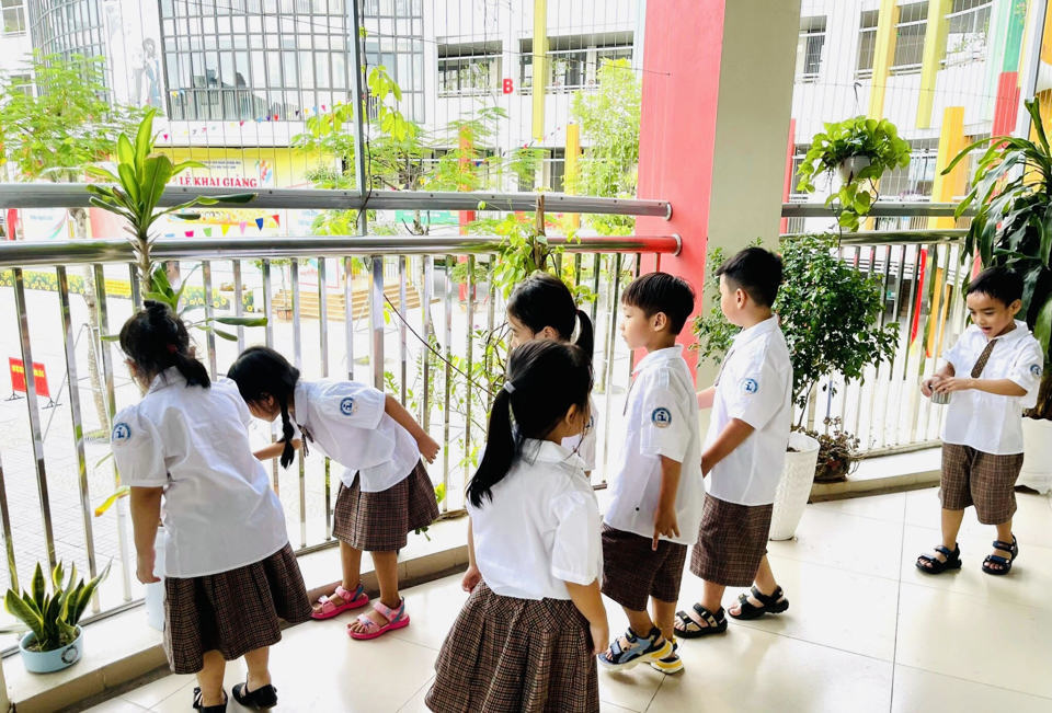 Các em học sinh Lớp 1A2, Trường Tiểu học Thúy Lĩnh, quận Hoàng Mai tổng vệ sinh cuối tuần. Ảnh: Văn Lớp
