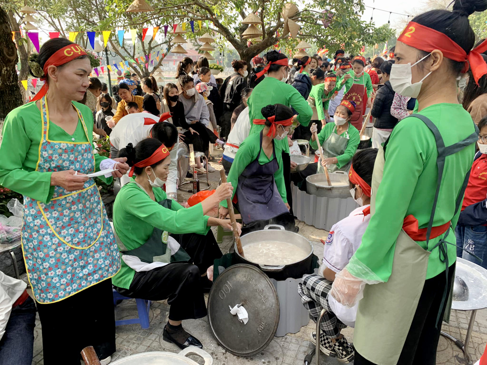 280 người tham gia trình diễn nấu cháo se xã Hạ Mỗ.