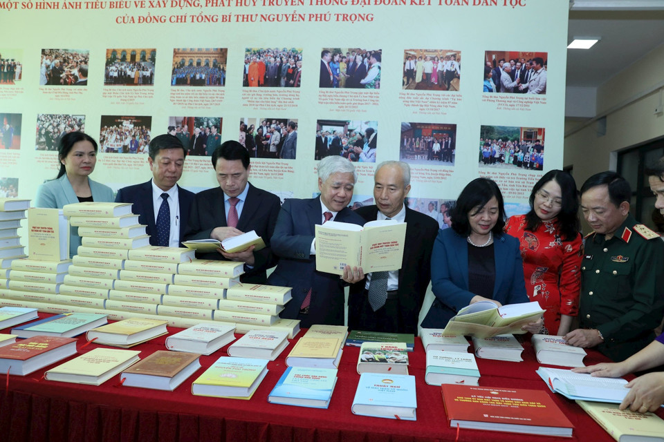 Chủ tịch Ủy ban Trung ương MTTQ Việt Nam Đỗ Văn Chiến cùng các đại biểu tham quan khu trưng bày cuốn sách. Ảnh: Quang Vinh