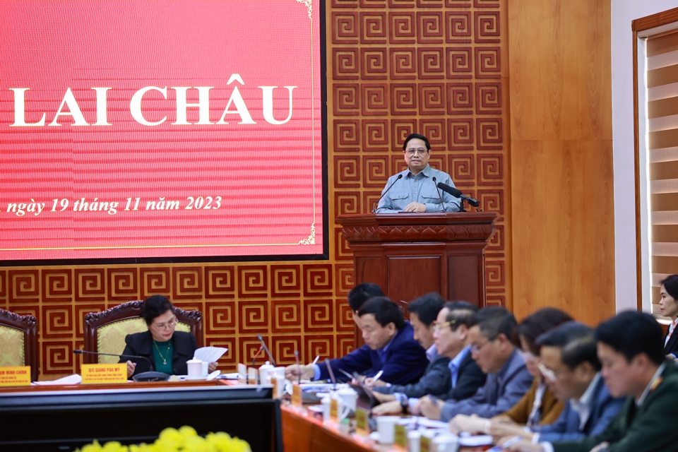 Thủ tướng Phạm Minh Ch&iacute;nh c&ugrave;ng đo&agrave;n c&ocirc;ng t&aacute;c l&agrave;m việc với Ban Thường vụ Tỉnh ủy Lai Ch&acirc;u.