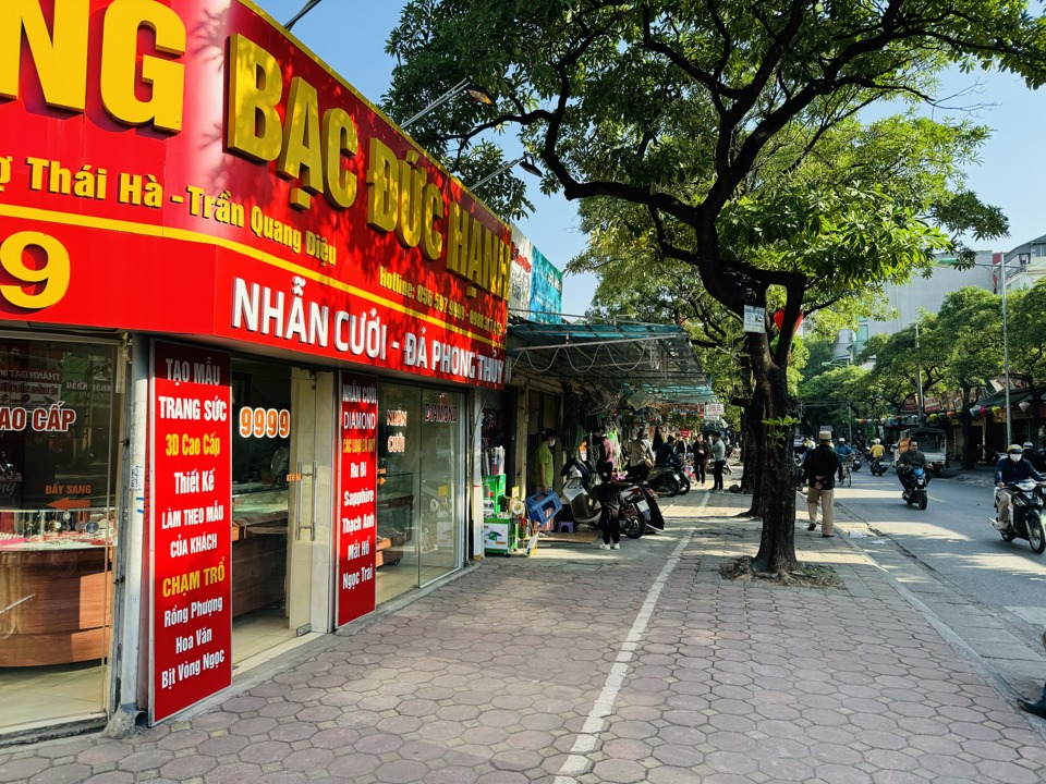 Khu vực vỉa hè tại chợ Thái Hà luôn bảo đảm việc để xe đúng nơi quy định và không bày bán hàng hóa lấn chiếm vỉa hè. Ảnh: Trần Long