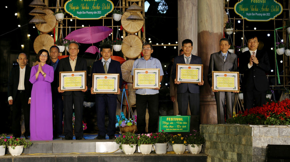 Trưởng ban Tuyên giáo Huyện ủy Đan Phượng Nguyễn Thị Hiền và Phó Chủ tịch UBND huyện Nguyễn Thạc Hùng trao khen thưởng cho các đội thi đoạt giải Liên hoan nấu cháo se Hạ Mỗ.