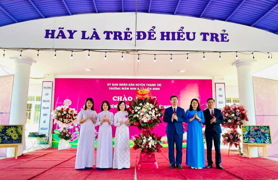 Ph&oacute; Chủ tịch UBND huyện Thanh Tr&igrave; Nguyễn Văn Hưng tặng hoa ch&uacute;c mừng Trường Mầm non B, x&atilde; Li&ecirc;n Ninh.&nbsp;