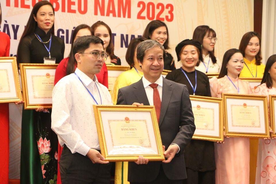 Bộ trưởng Bộ GD&ĐT Nguyễn Kim Sơn trao Bằng khen cho nhà giáo 