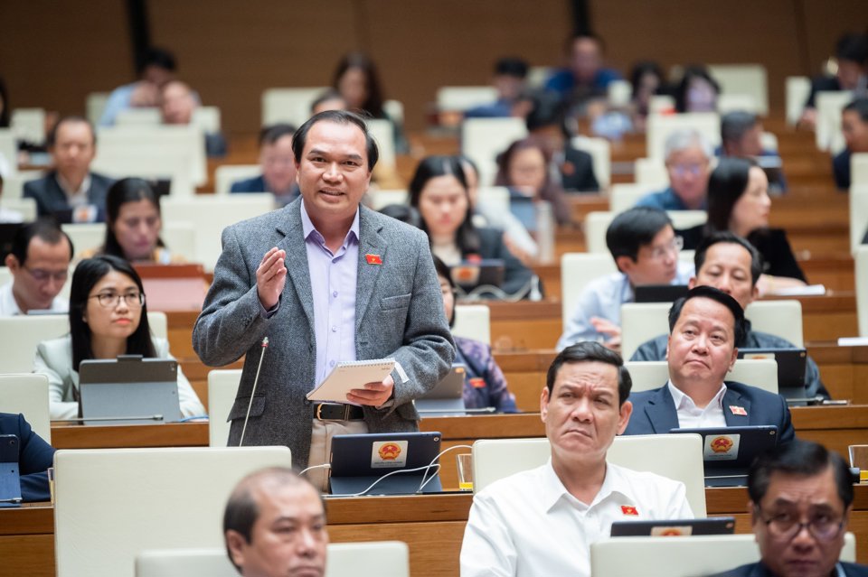 Đại biểu Nguyễn C&ocirc;ng Ho&agrave;ng (Đo&agrave;n tỉnh Th&aacute;i Nguy&ecirc;n)&nbsp;cho rằng, cần phải quan t&acirc;m tới vấn đề tập huấn cho c&aacute;c cơ sở y tế về c&ocirc;ng t&aacute;c đấu thầu, quản l&yacute; đấu thầu v&agrave; quản l&yacute; dự &aacute;n