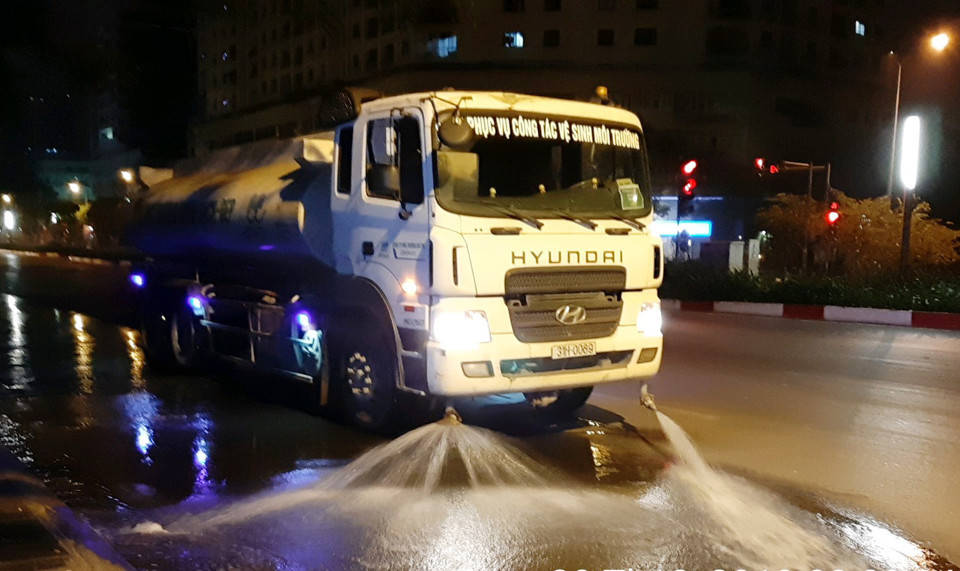 Xe tưới nước rửa đường l&agrave;m sạch đường phố