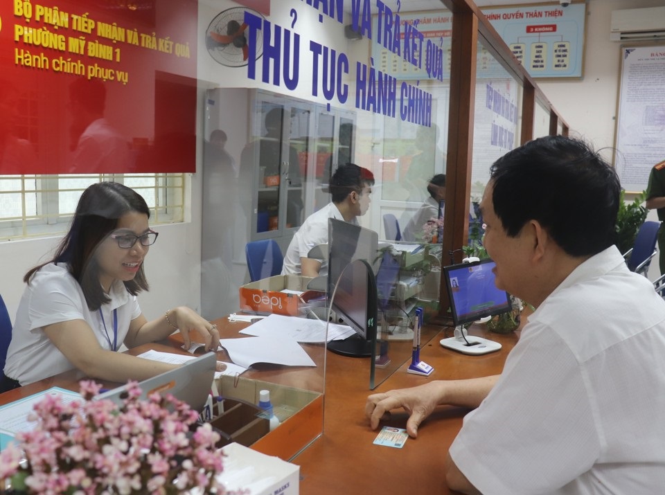 Giải quyết TTHC tại quận Nam Từ Li&ecirc;m. Ảnh: Linh Nguyễn
