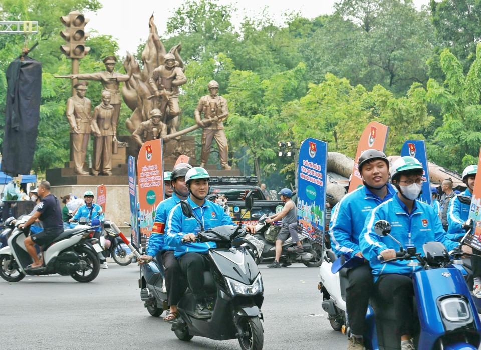 Thanh ni&ecirc;n Thủ đ&ocirc; tham tuy&ecirc;n truyền về g&igrave;n giữ trật tự an to&agrave;n giao th&ocirc;ng.