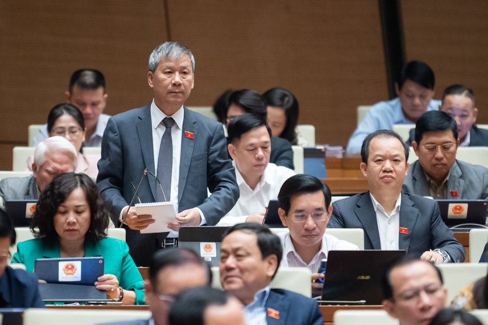 Đại biểu Nguyễn Anh Tr&iacute; (Đo&agrave;n TP H&agrave; Nội)&nbsp;đề nghị c&aacute;c tỉnh th&agrave;nh, địa phương đ&ocirc;n đốc, kiểm tra, tổ chức mua sắm c&aacute;c trang thiết bị cho đủ, đ&uacute;ng, để đảm bảo điều kiện tốt cho c&ocirc;ng t&aacute;c chăm s&oacute;c sức khỏe, kh&aacute;m, chữa bệnh cho nh&acirc;n d&acirc;n