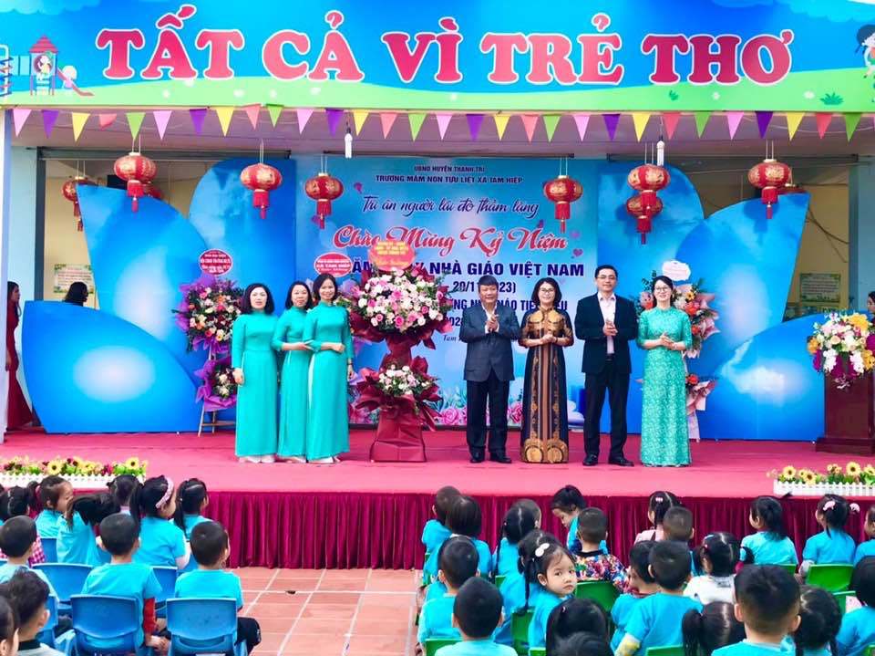 Chủ tịch UBND huyện Thanh Tr&igrave; Nguyễn Tiến Cường tặng hoa c&aacute;n bộ, gi&aacute;o vi&ecirc;n Trường Mầm non Tựu Liệt, x&atilde; Tam Hiệp.