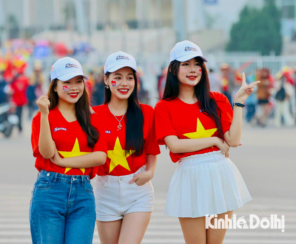 Nhiều thiếu nữ mặc &aacute;o đỏ sao v&agrave;ng chuẩn bị tinh thần cổ vũ nồng nhiệt d&agrave;nh cho ĐT Việt Nam tại v&ograve;ng loại World Cup 2026.