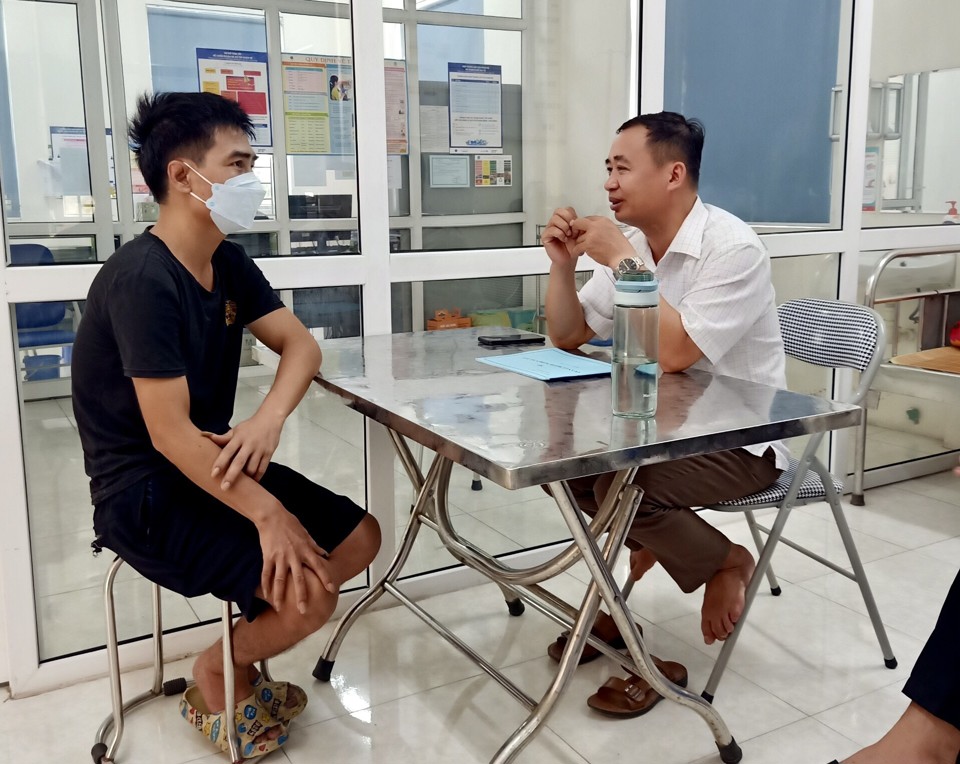 Cán bộ Điểm tư vấn, chăm sóc, hỗ trợ điều trị nghiện ma túy tại cộng đồng xã Thanh Liệt tư vấn cho người nghiện ma túy lựa chọn các chương trình điều trị phù hợp. Ảnh: Trần Oanh
