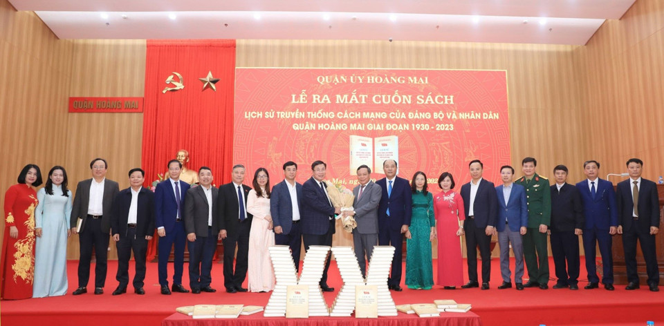Phó Bí thư Thành ủy Nguyễn Văn Phong tặng hoa chúc mừng Đảng bộ quận Hoàng Mai. Ảnh: Đông Hùng