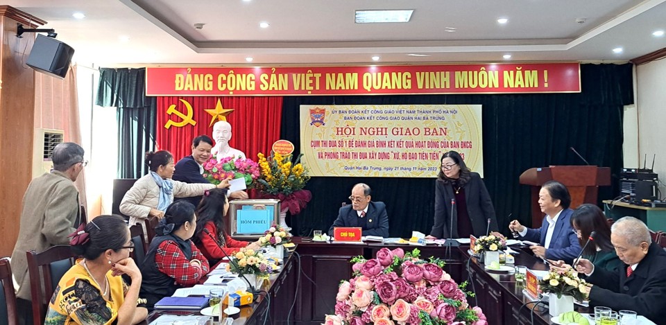 Đại diện các Ban Đoàn kết Công giáo trong Cụm thi đua số 1 bỏ phiếu bình xét phong trào thi đua xây dựng ''Xứ, họ đạo tiên tiến'' năm 2023