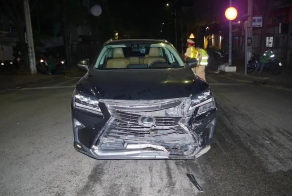 Xe Lexus bị hư hỏng sau c&uacute; t&ocirc;ng trực diện v&agrave;o xe &ocirc; t&ocirc; 5 chỗ