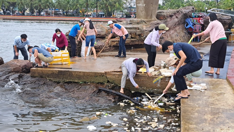 Đại sứ qu&aacute;n Na Uy chia sẻ những kinh nghiệm trong giảm thải r&aacute;c thải nhựa, xử l&yacute; chất thải rắn với l&atilde;nh đạo tỉnh Ki&ecirc;n Giang. (Ảnh Hữu Tuấn)