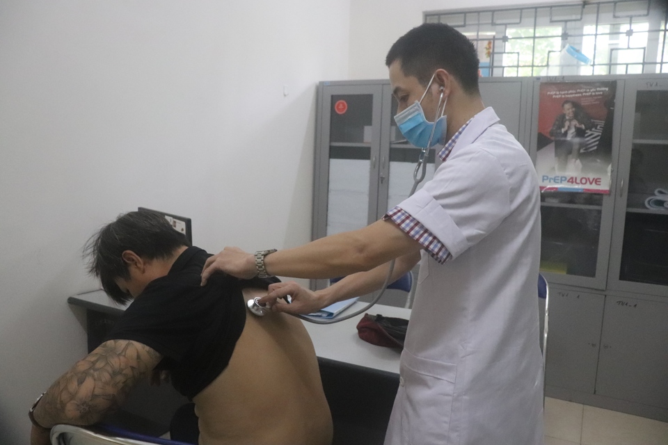 Bác sĩ khám cho bệnh nhân tại cơ sở điều trị Methadone, Trung tâm Y tế quận Nam Từ Liêm. Ảnh: Thanh Bình