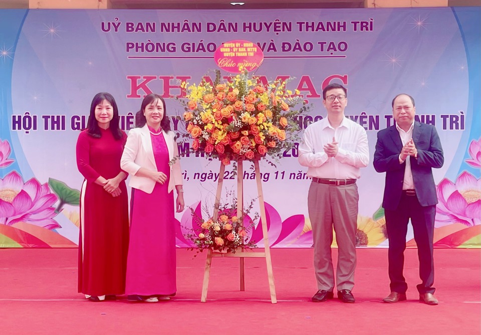 L&atilde;nh đạo huyện Thanh Tr&igrave; tặng hoa ch&uacute;c mừng Hội thi.