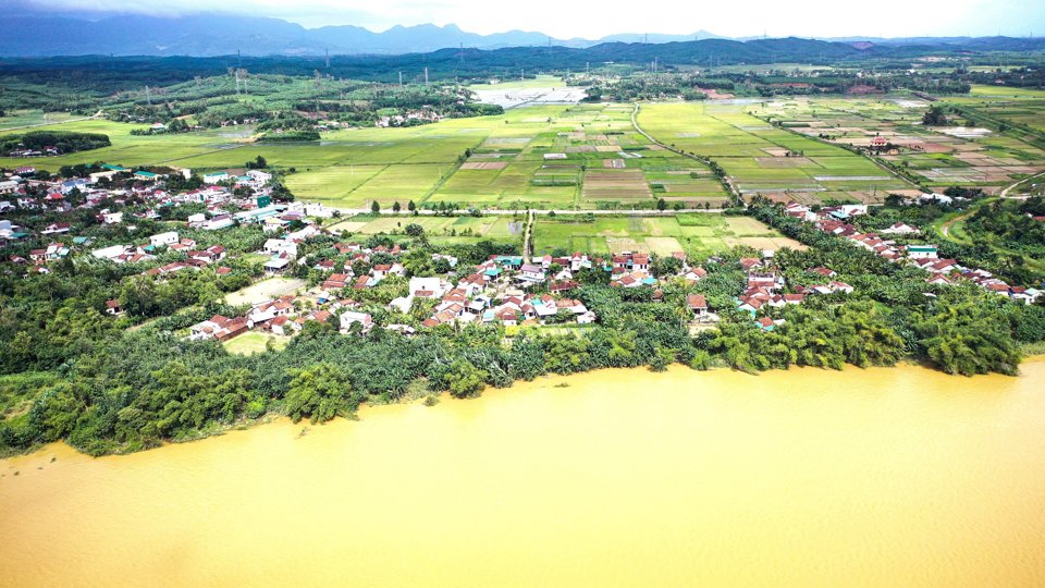 H&agrave;ng trăm hộ d&acirc;n ven s&ocirc;ng Tr&agrave; Bồng bị ảnh hưởng bởi sạt lở.(ảnh HP)