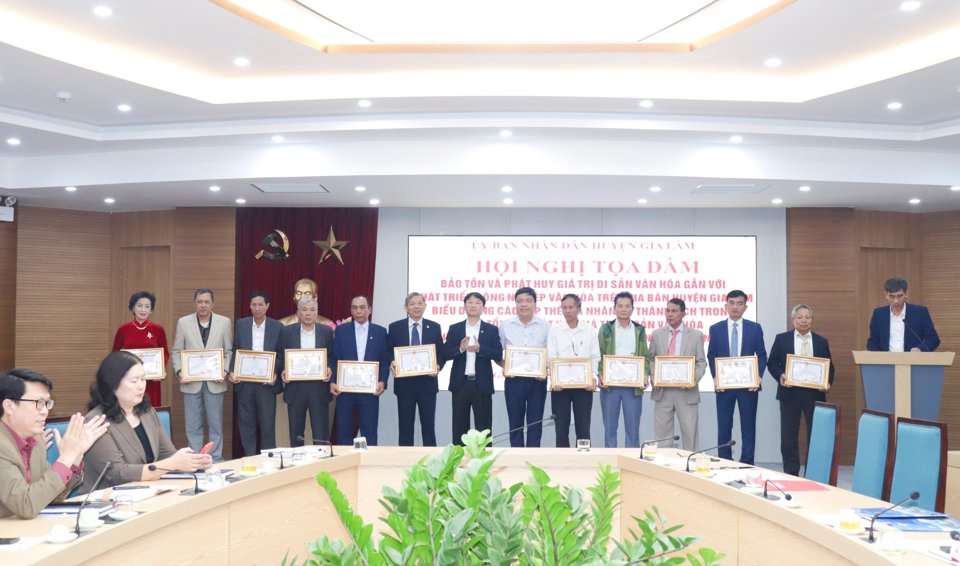 Ph&oacute; Chủ tịch UBND huyện Gia L&acirc;m Trương Văn Học trao khen thưởng cho c&aacute;c tập thể, c&aacute; nh&acirc;n.