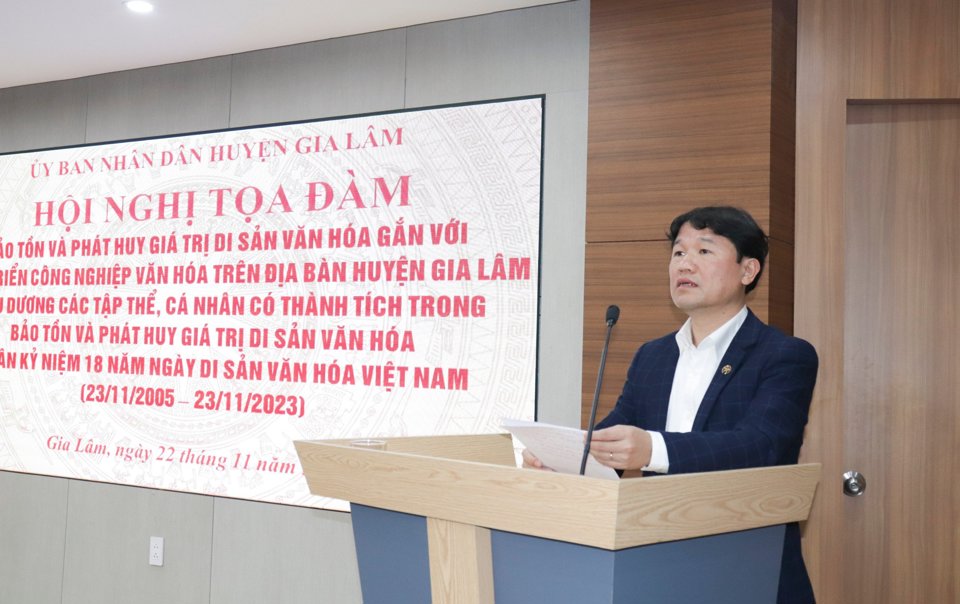 Ph&oacute; Chủ tịch UBND huyện Gia L&acirc;m Trương Văn Học ph&aacute;t biểu chỉ đạo tại tọa đ&agrave;m.