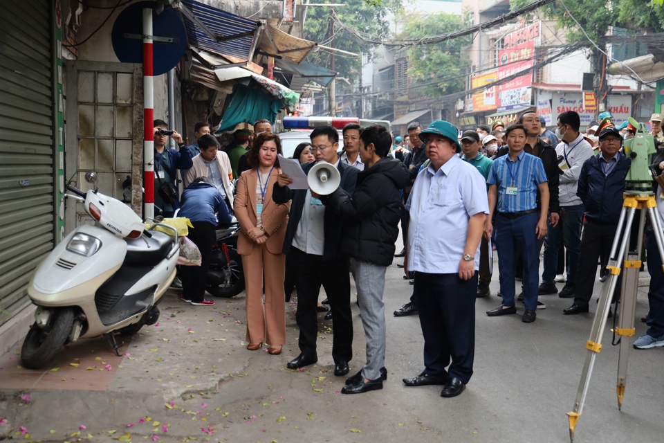 Ph&oacute; Chủ tịch UBND quận Đống Đa Trịnh Hữu Tuấn chỉ đạo c&ocirc;ng t&aacute;c kiểm đến tại phường &Ocirc; Chợ Dừa.