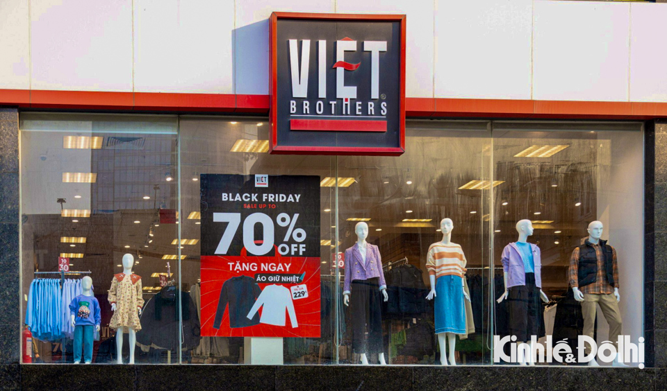 Các cửa hàng đồng loạt giảm giá “khủng” trong dịp Black Friday - Ảnh 4